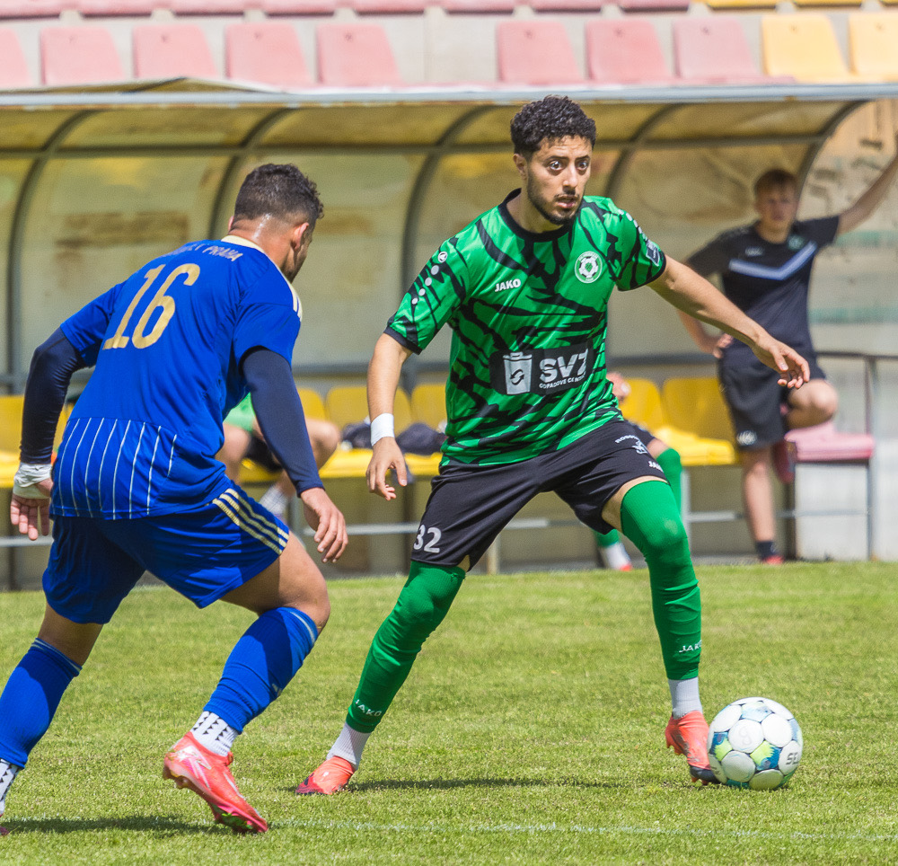 Adel Beggah facing a defender, ball at his feet